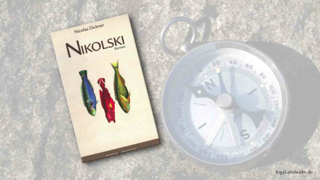Buchcover von "Nikolski" im Vordergrung, im Hintergrund liegt ein Kompass