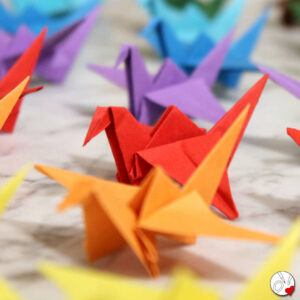 Viele Origami-Kraniche aus buntem Papier sind asiatische Glückssymbole.