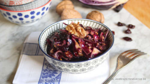 Rotkohlsalat mit Cranberrys und Walnüssen in einer Schale
