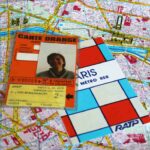 Auf einem Stadtplan von Paris liegt eine Carte Orange und ein Metroplan