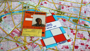 Auf einem Stadtplan von Paris liegt eine Carte Orange und ein Metroplan