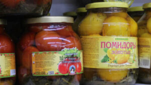 Zwei Gläser mit russichem Etikett, in denen sich eingelegte Tomaten befinden