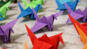 Origamikraniche aus Papier sind ein Glückssymbol