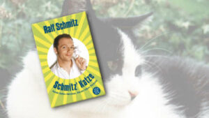 Buchcover von "Schmitz Katze" im Vordergrung, im Hintergrund eine schwarz-weiße Katze