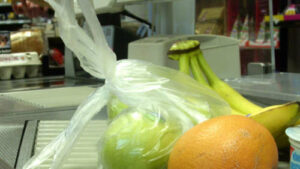 Gemüse in Plastiktüten liegt auf dem Laufband in einem Supermarkt auf Langeoog
