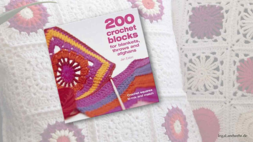 Vor einiges gehäkelten Granny Squares ist das Buch 200 Crochet Blocks for Blankets, Throws and Afghans abgebildet