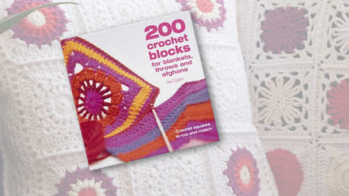 Buchcover von 200 Crochet Blocks for Blankets, Throws and Afghans. Im Hintergrund sind gehäkelte Granny Squares
