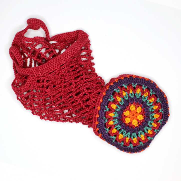Mandala-Tasche mit Netz zur Hälfte aus dem kleinen Täschchen gezogen